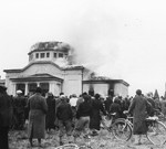 Foule devant une synagogue en feu. Vienne 10/11/1938